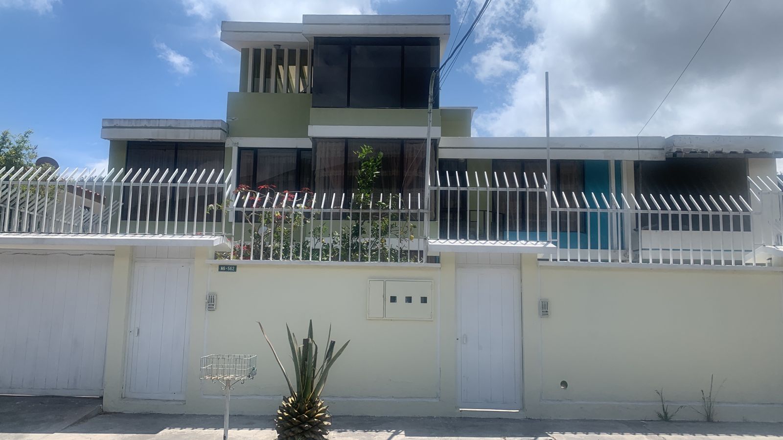 Venta Casa Rentera 3 Departamentos y 2 Suites, Urbanización La Pampa