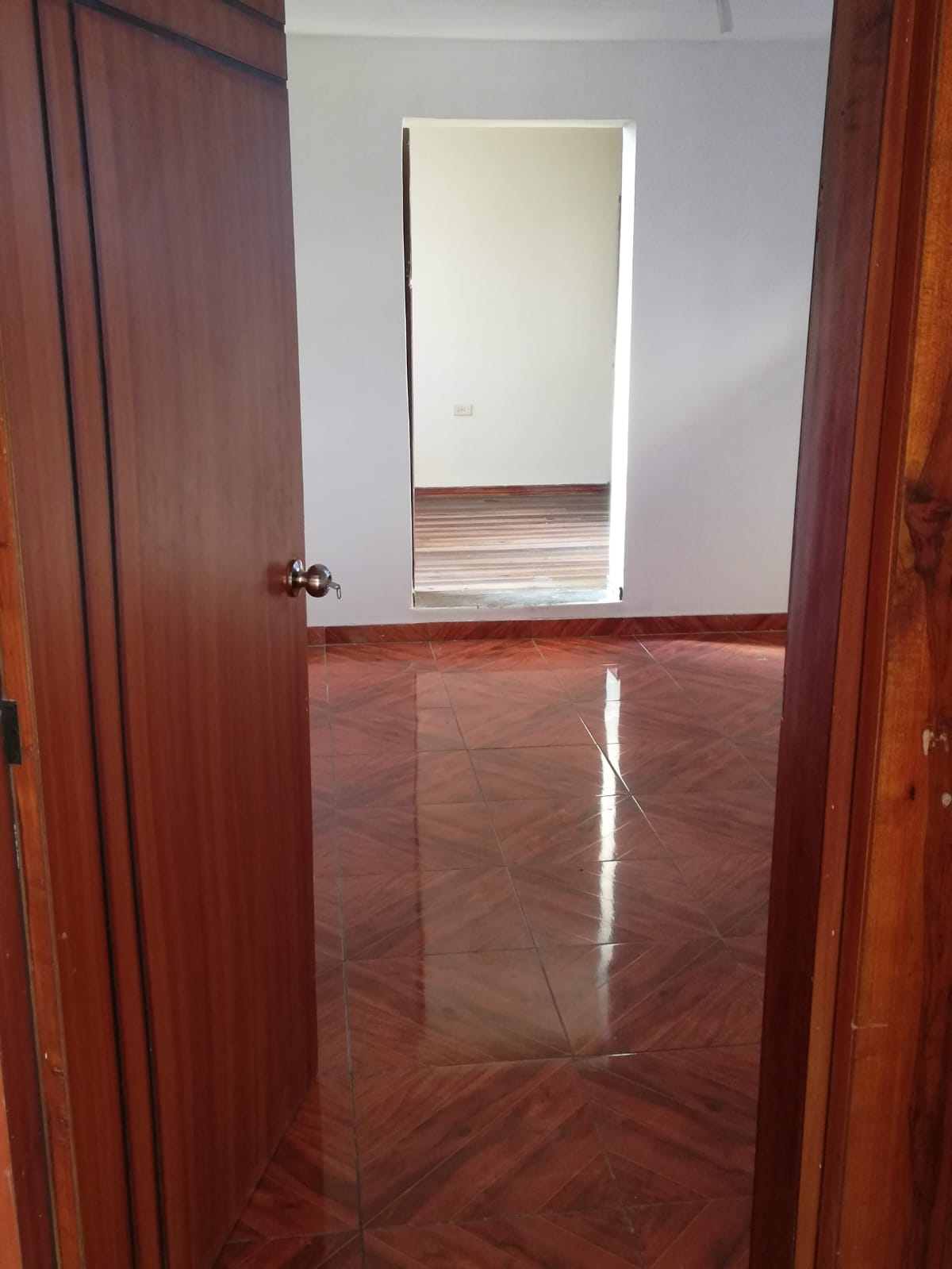 se arrienda casa con garaje