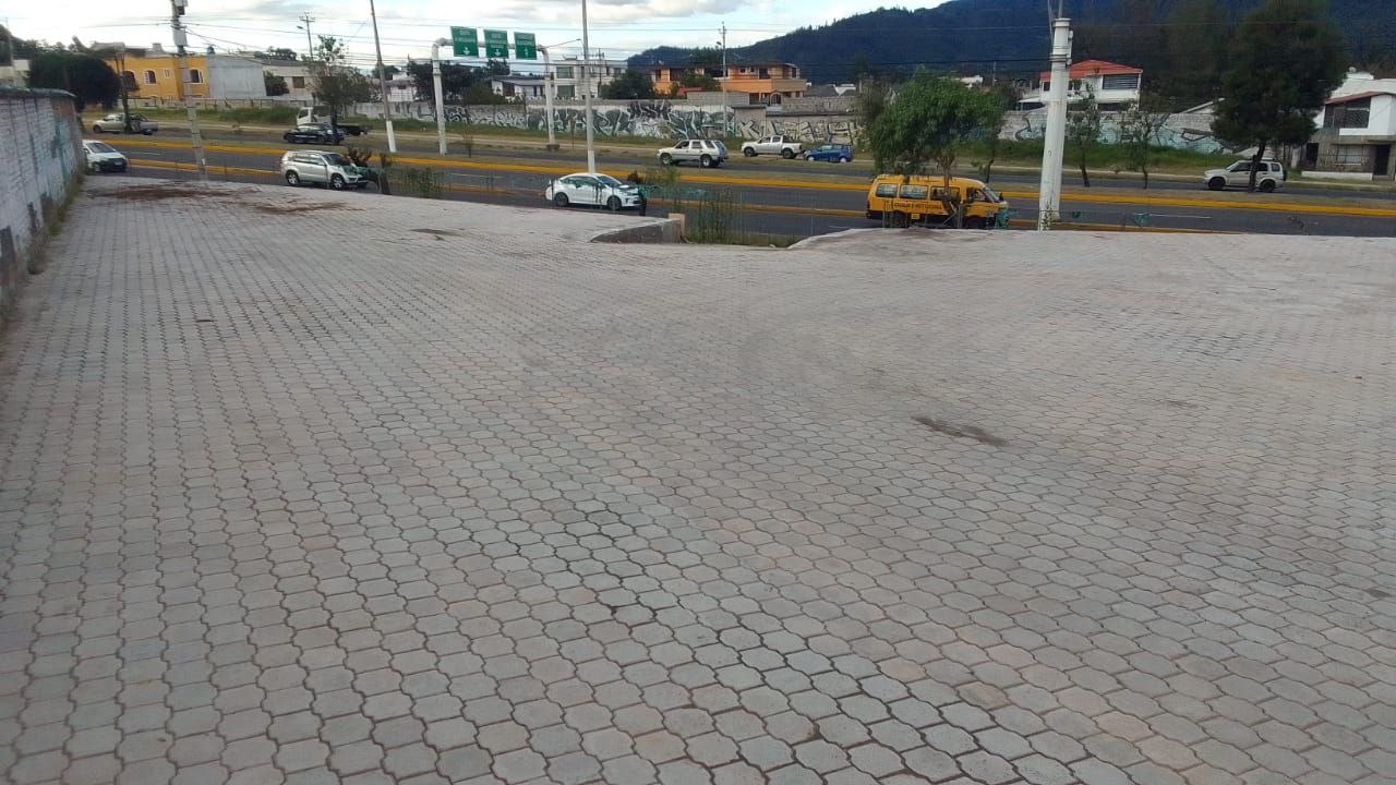 Se arrienda terreno en la autopista General Rumiñahui a la altura del puente 9 (Armenia 1)