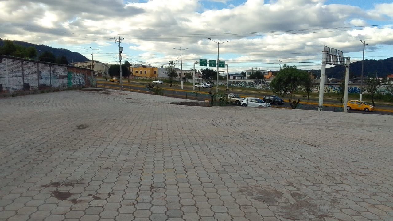 Se arrienda terreno en la autopista General Rumiñahui a la altura del puente 9 (Armenia 1)