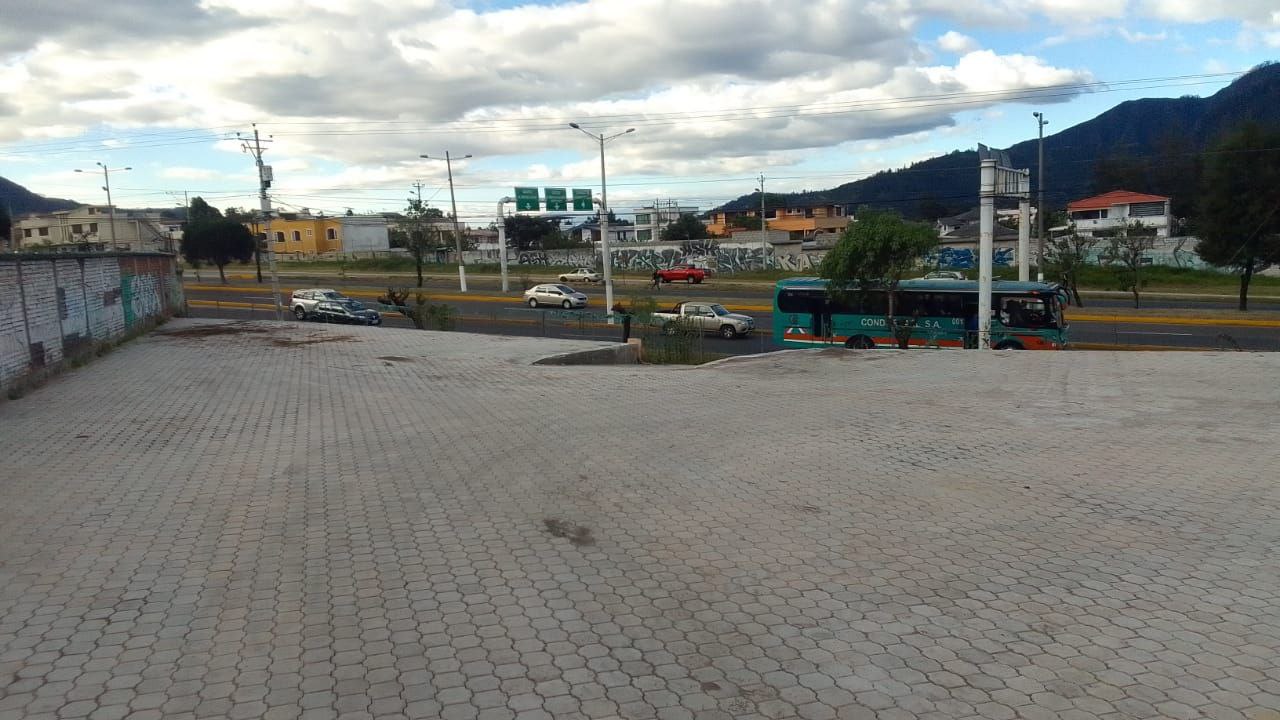Se arrienda terreno en la autopista General Rumiñahui a la altura del puente 9 (Armenia 1)