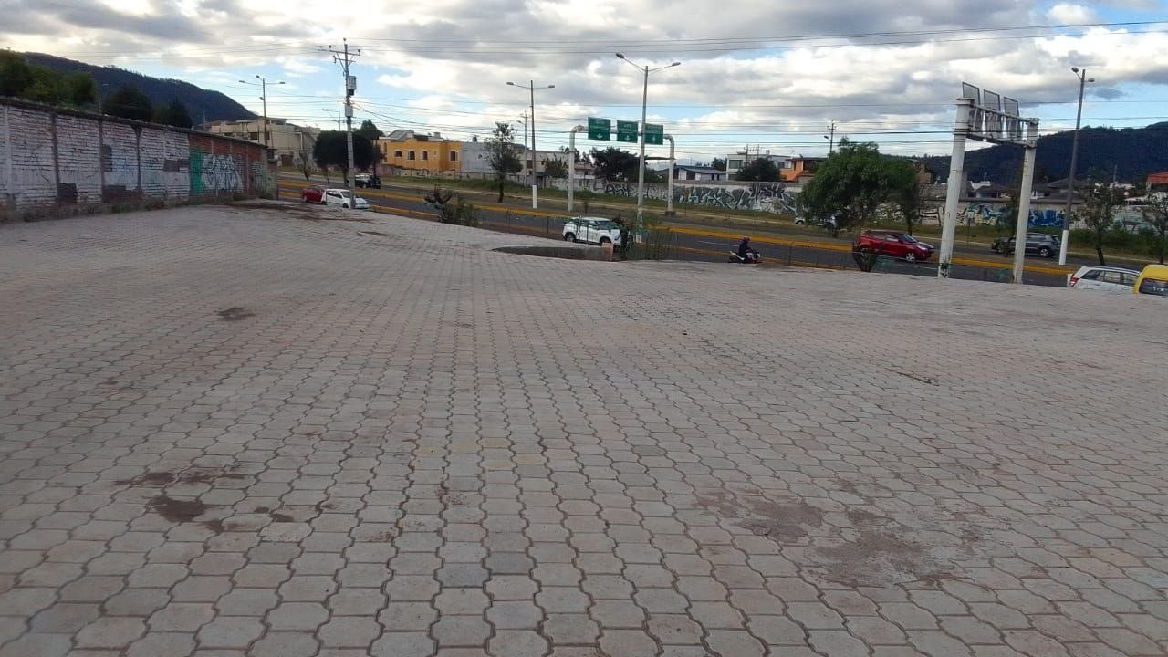 Se arrienda terreno en la autopista General Rumiñahui a la altura del puente 9 (Armenia 1)