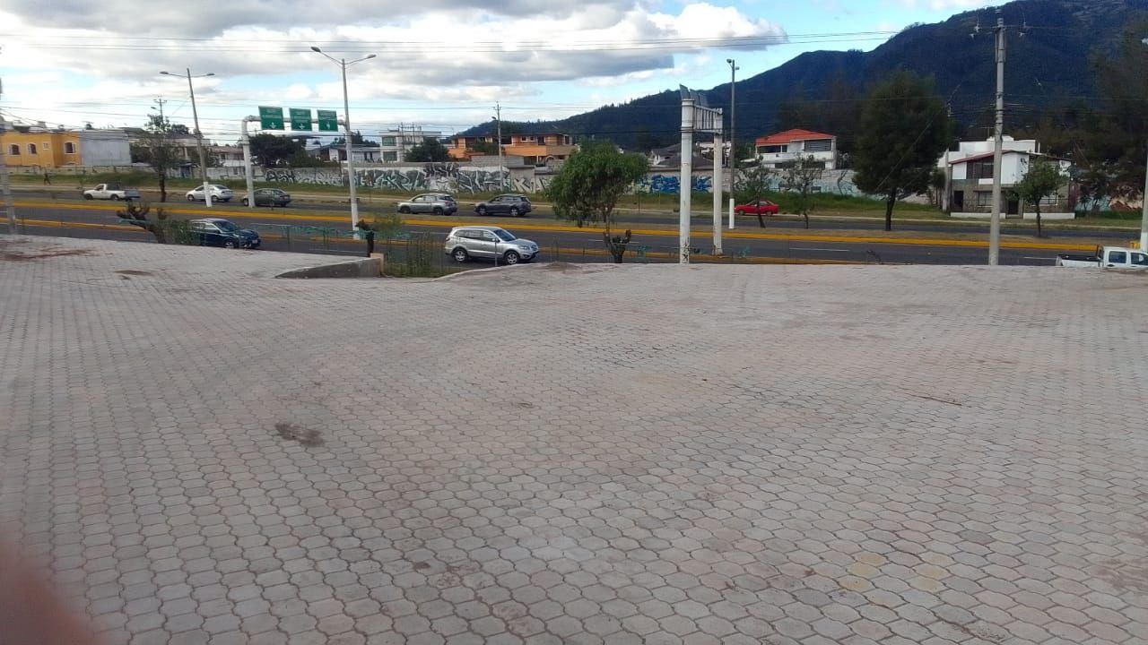 Se arrienda terreno en la autopista General Rumiñahui a la altura del puente 9 (Armenia 1)