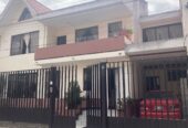 Casa amplia 2 pisos con buhardilla en Yanuncay