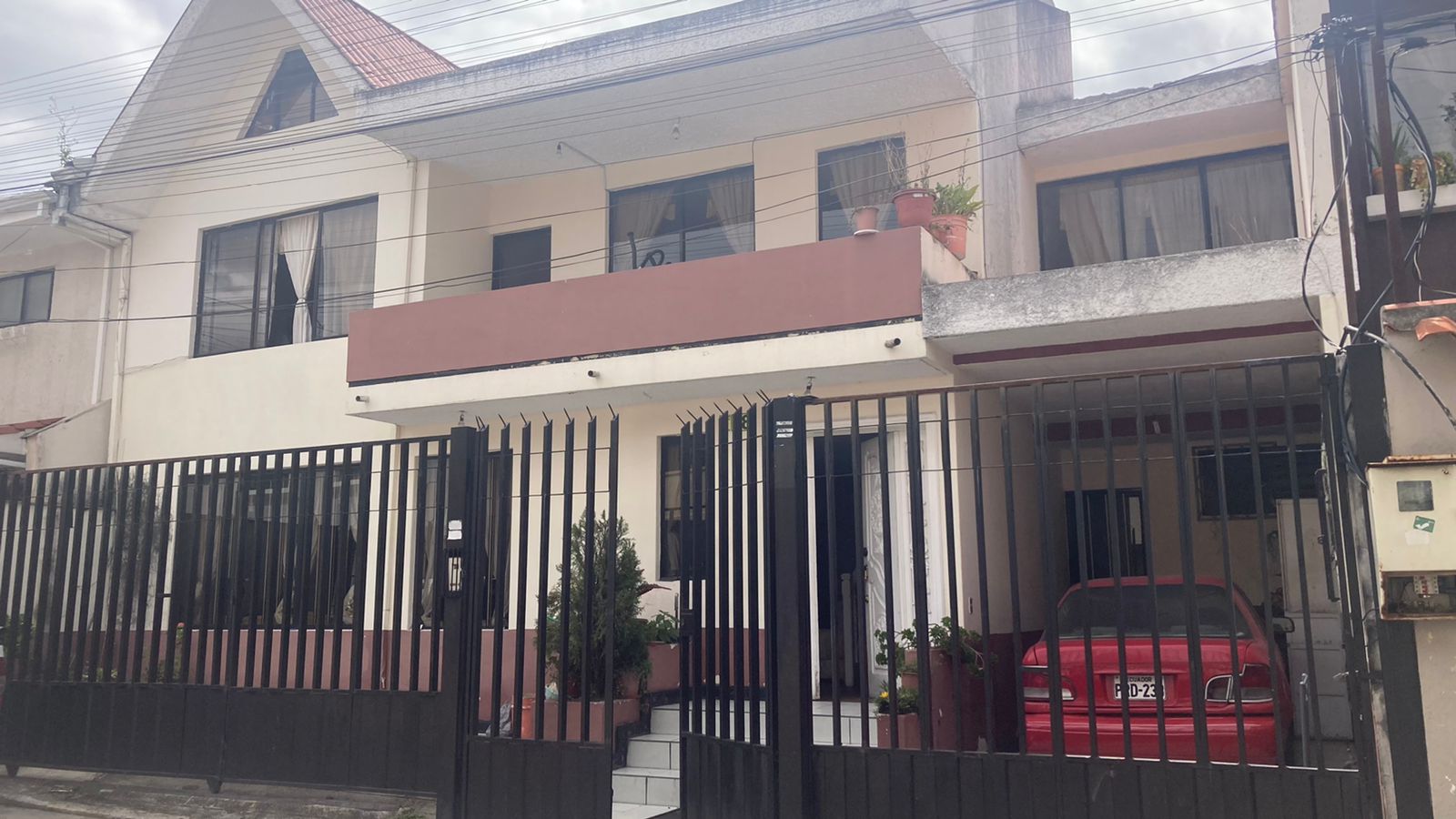 Casa amplia 2 pisos con buhardilla en Yanuncay